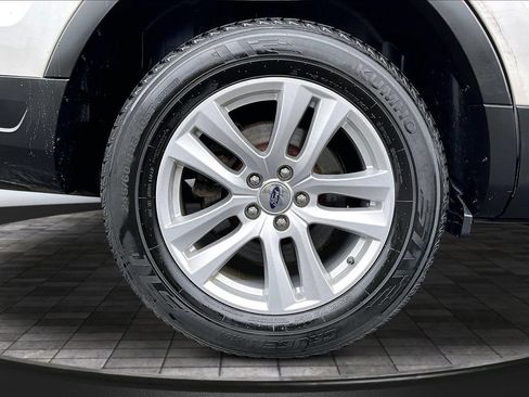 Used 2019 Ford Explorer XLT w/ Equipment Group 202A AWD/4WD image 35