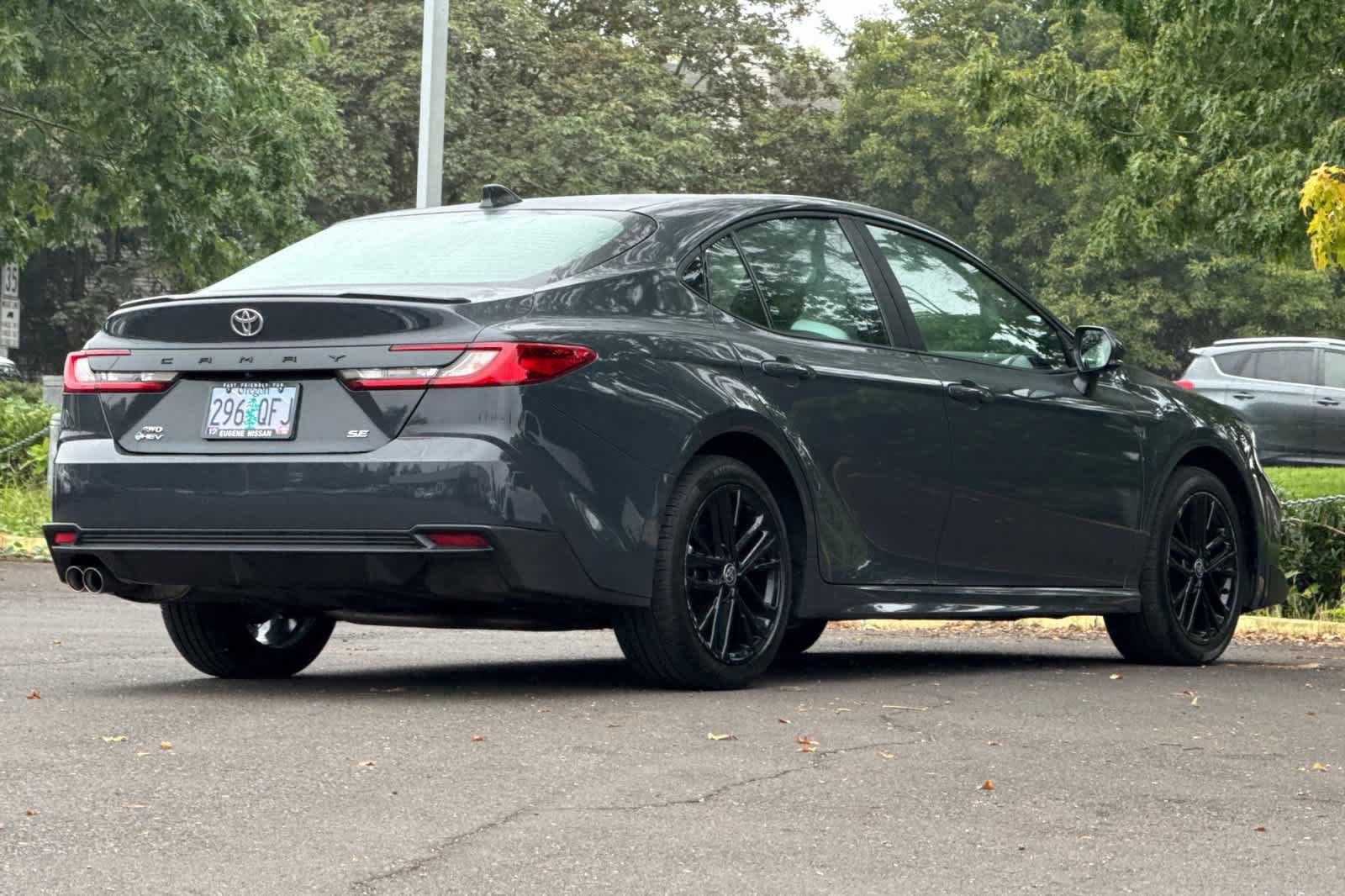 Used 2025 Toyota Camry SE AWD/4WD image 2