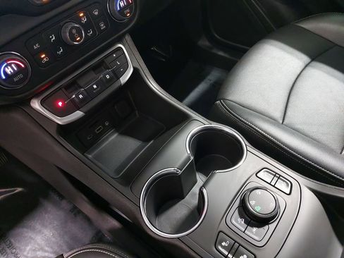 Used 2024 GMC Terrain SLT image 25