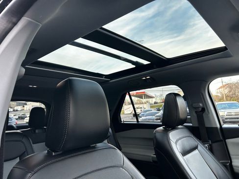 Used 2022 Ford Explorer XLT w/ Equipment Group 202A image 9