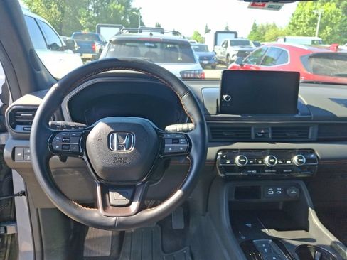 Used 2024 Honda Pilot TrailSport image 11