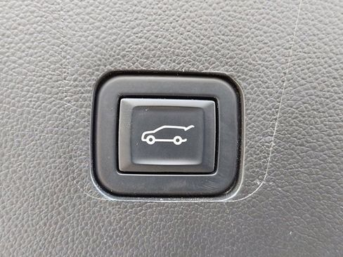 Used 2022 Chevrolet Traverse LT image 37