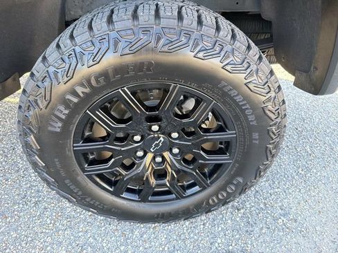 Used 2025 Chevrolet Colorado Trail Boss AWD/4WD image 28