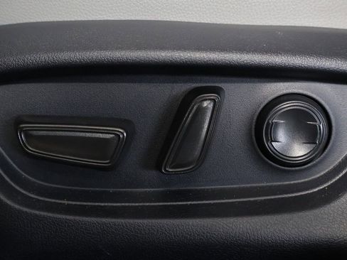 Used 2025 Toyota Camry SE w/ Convenience Package image 29