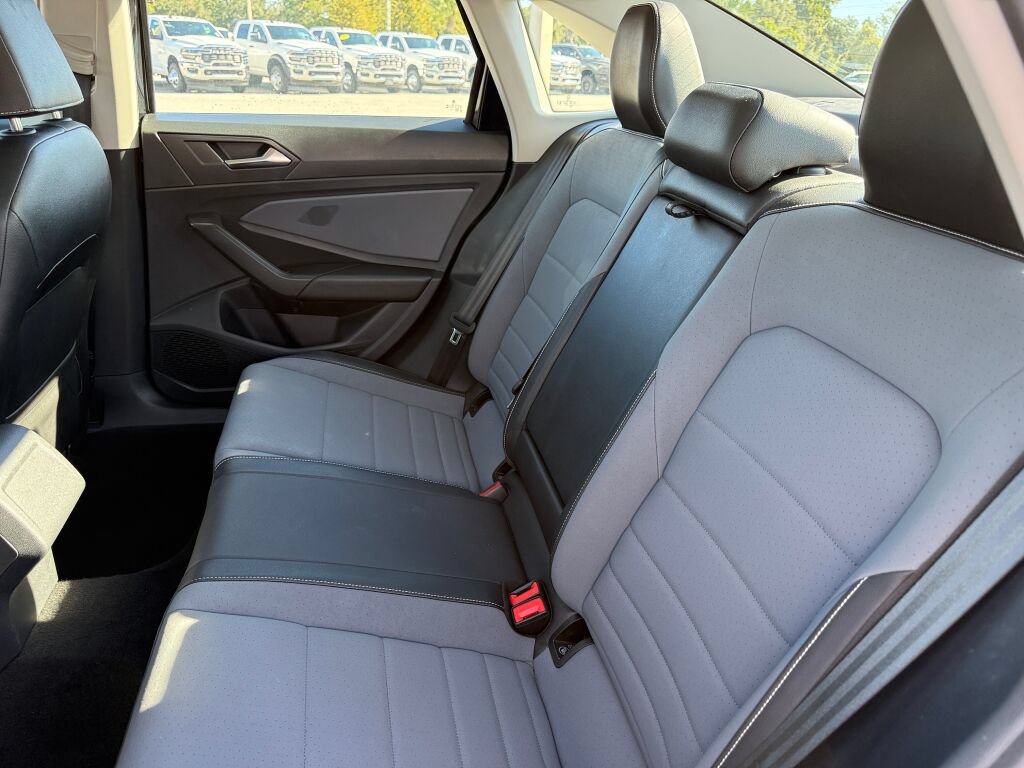 Used 2025 Volkswagen Jetta SE FWD image 11
