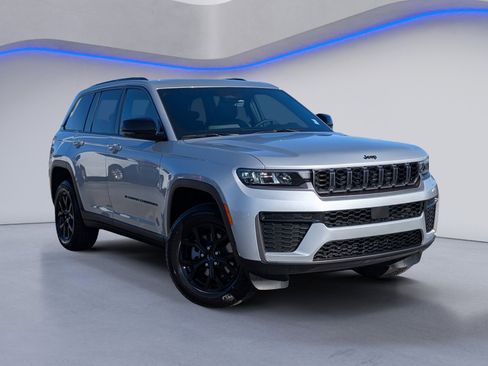 New 2026 Jeep Grand Cherokee Altitude AWD/4WD image 2