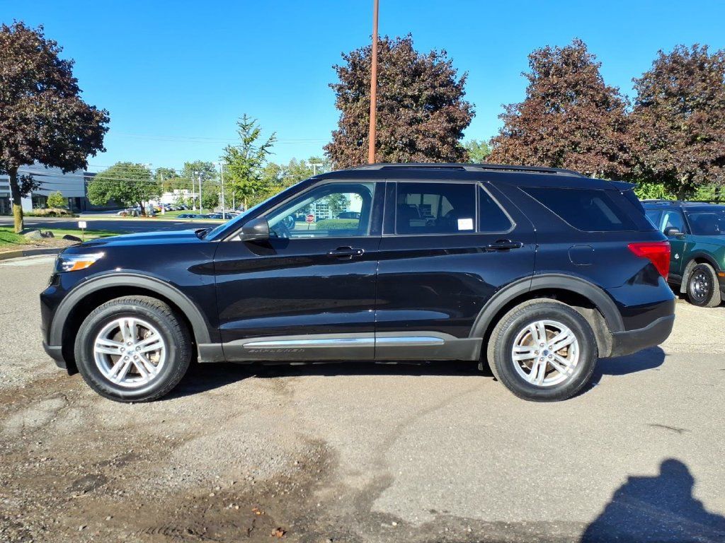 Used 2023 Ford Explorer XLT w/ Equipment Group 202A AWD/4WD image 2