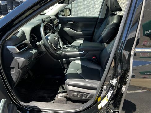 Used 2022 Toyota Highlander XLE AWD/4WD image 17