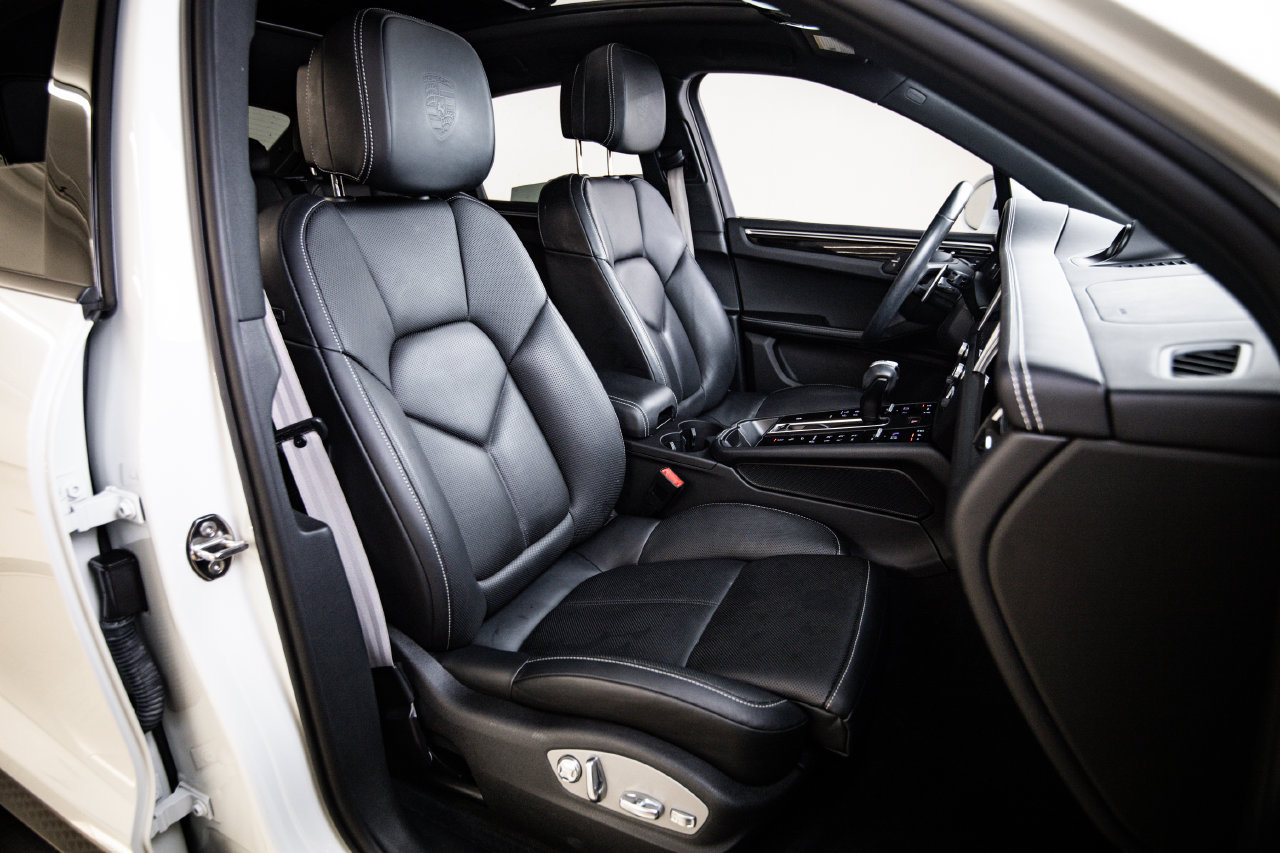 Certified 2024 Porsche Macan AWD/4WD image 28