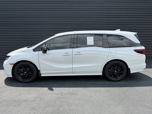 Used 2023 Honda Odyssey Sport image 2