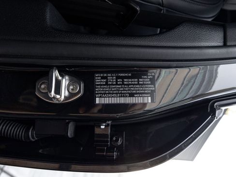 Certified 2025 Porsche Macan AWD/4WD image 38