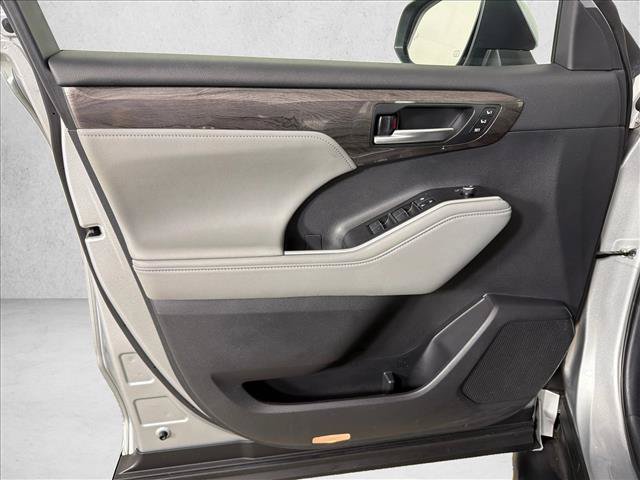 Used 2024 Toyota Highlander Platinum FWD image 11