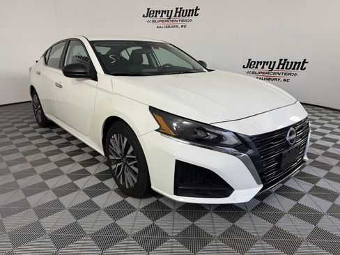 Used 2025 Nissan Altima 2.5 SV FWD image 9