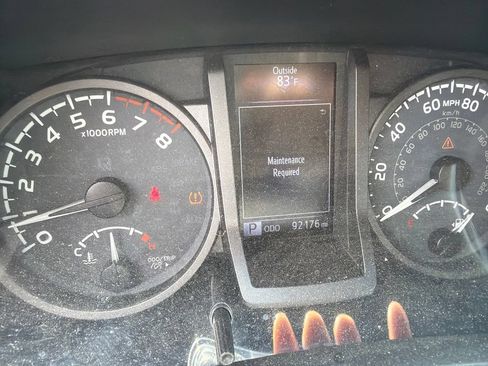 Used 2017 Toyota Tacoma TRD Off-Road AWD/4WD image 2