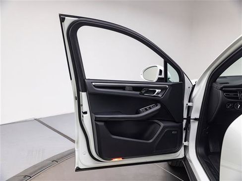 Used 2021 Porsche Macan AWD/4WD image 23