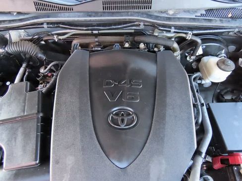 Used 2019 Toyota Tacoma TRD Sport image 12