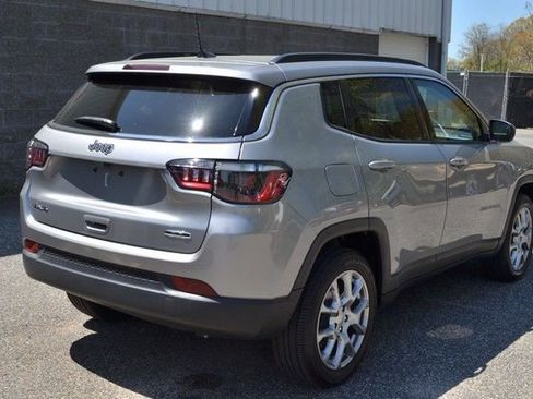 Used 2022 Jeep Compass Latitude w/ Sun and Sound Group AWD/4WD image 8