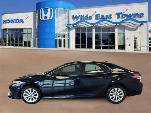 Used 2020 Toyota Camry LE image 5