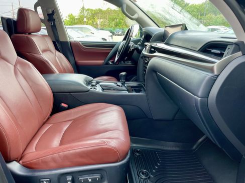 Used 2019 Lexus LX 570 4WD w/ Luxury Package image 15