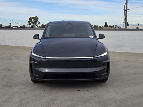 Used 2026 Tesla Model Y Long Range image 3