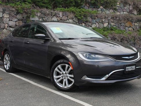 Used 2015 Chrysler 200 Limited w/ Convenience Group image 4