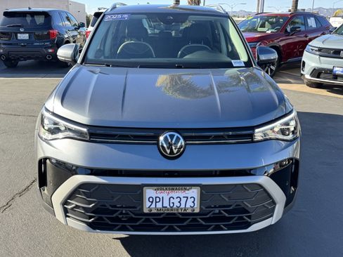 Certified 2025 Volkswagen Taos SE image 3