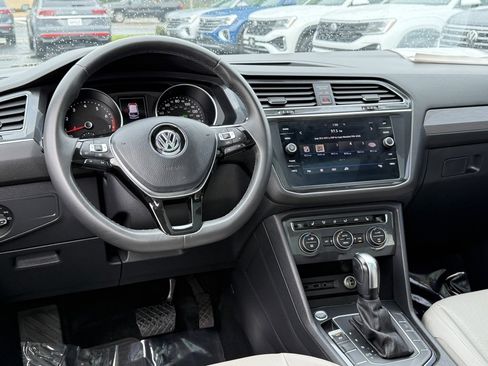 Used 2020 Volkswagen Tiguan SE w/ Panoramic Sunroof Package image 23