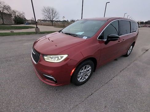 Used 2025 Chrysler Pacifica Select image 17