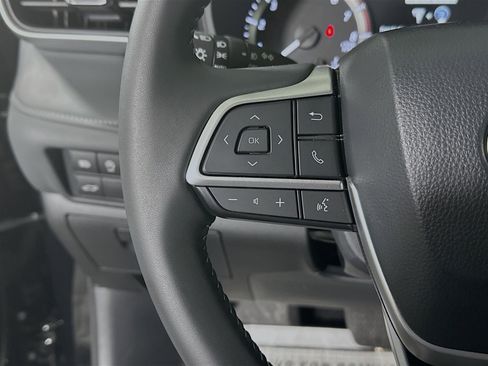 Used 2025 Toyota Highlander LE FWD image 16