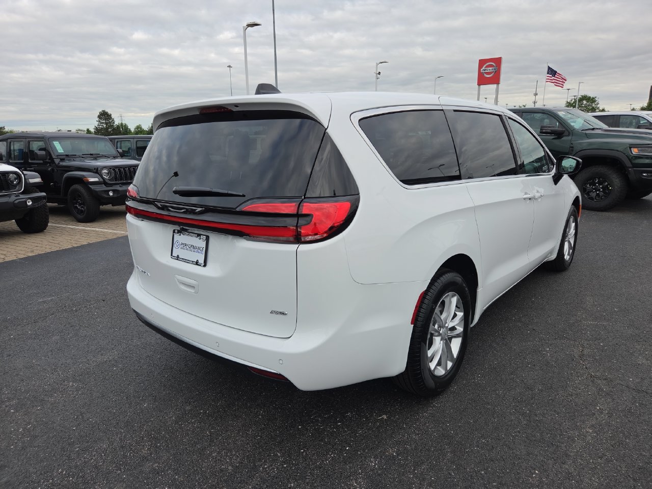 New 2027 Chrysler Pacifica Select w/ Family Tech Group AWD/4WD image 7