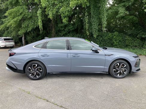 Used 2025 Hyundai Sonata SEL FWD image 2