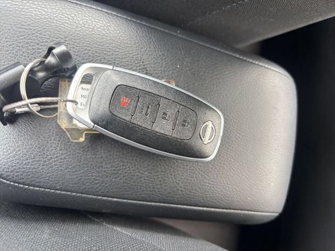 Used 2025 Nissan Versa SV FWD image 21