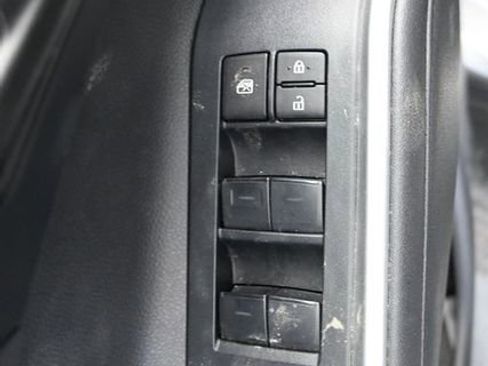 Used 2024 Toyota Highlander LE image 19