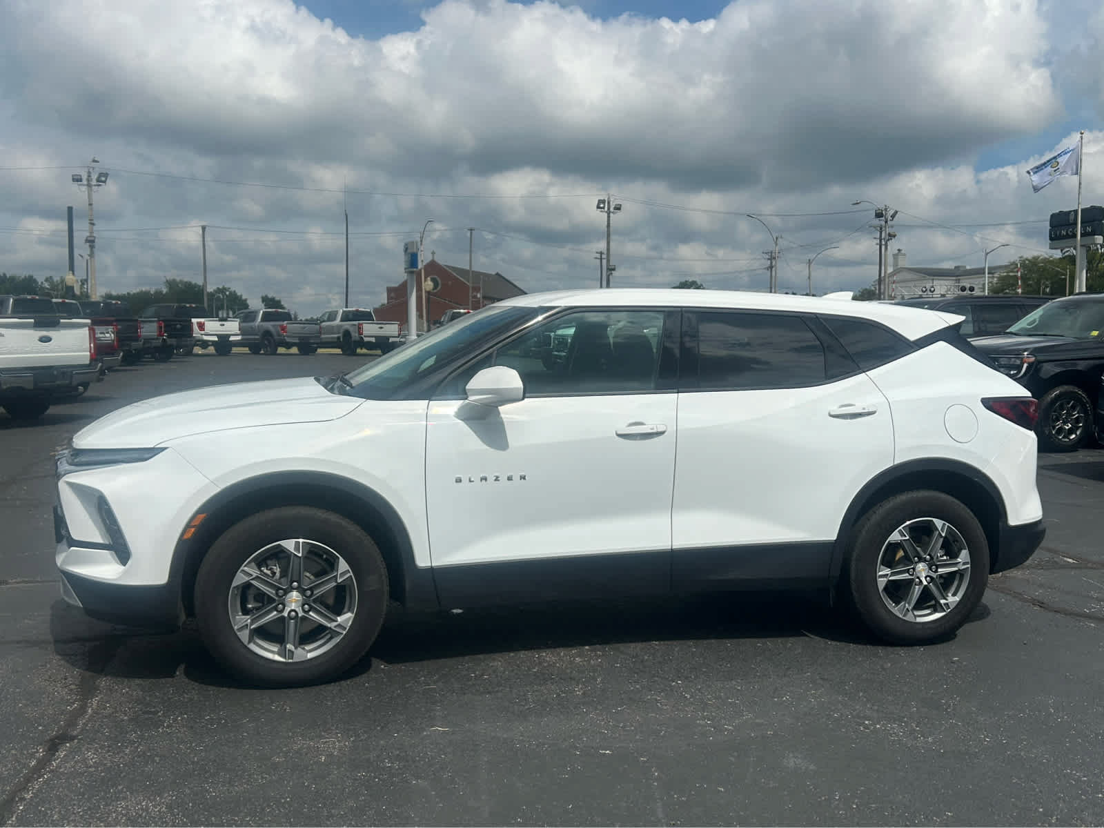 Used 2025 Chevrolet Blazer LT FWD image 1