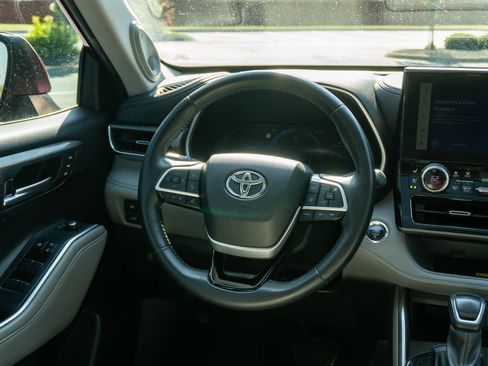 Used 2023 Toyota Highlander Limited FWD image 22