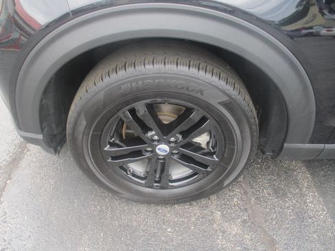 Used 2024 Ford Explorer XLT image 32