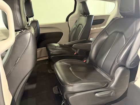 Used 2023 Chrysler Pacifica Touring-L image 8