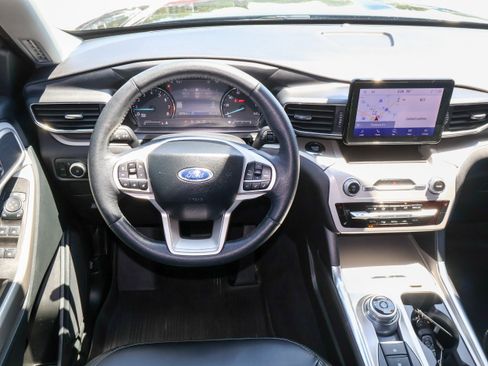 Used 2024 Ford Explorer XLT w/ Equipment Group 202A AWD/4WD image 17