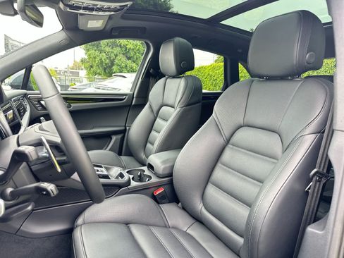 Certified 2026 Porsche Macan AWD/4WD image 5