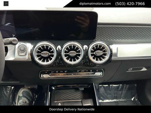 Used 2024 Mercedes-Benz EQB 300 4MATIC image 33