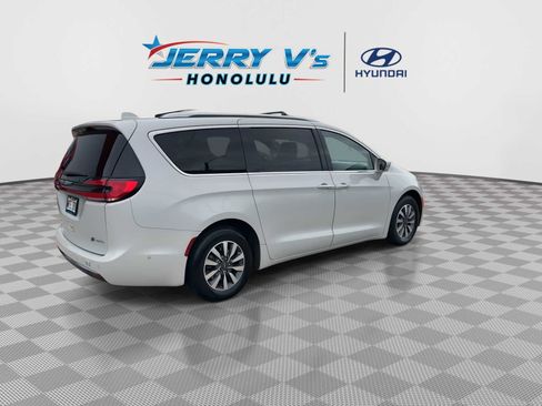 Used 2021 Chrysler Pacifica Touring-L image 8
