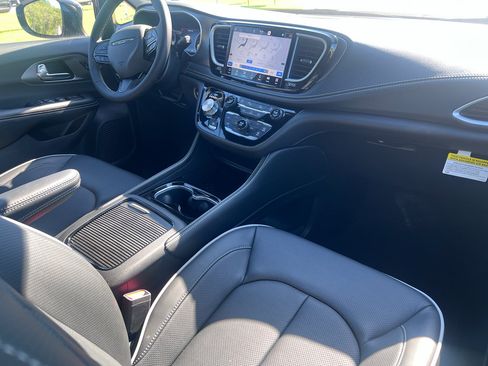 New 2027 Chrysler Pacifica Limited w/ S Appearance Package FWD image 13