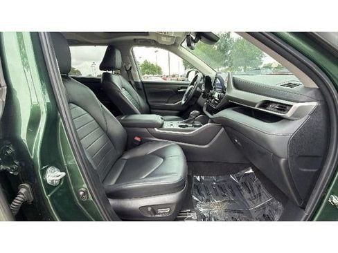 Used 2024 Toyota Highlander XLE FWD image 39
