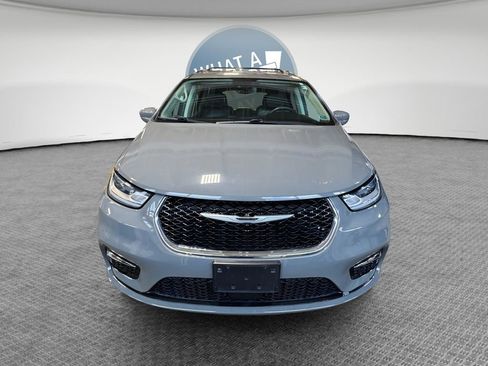 Used 2022 Chrysler Pacifica Touring-L FWD image 9