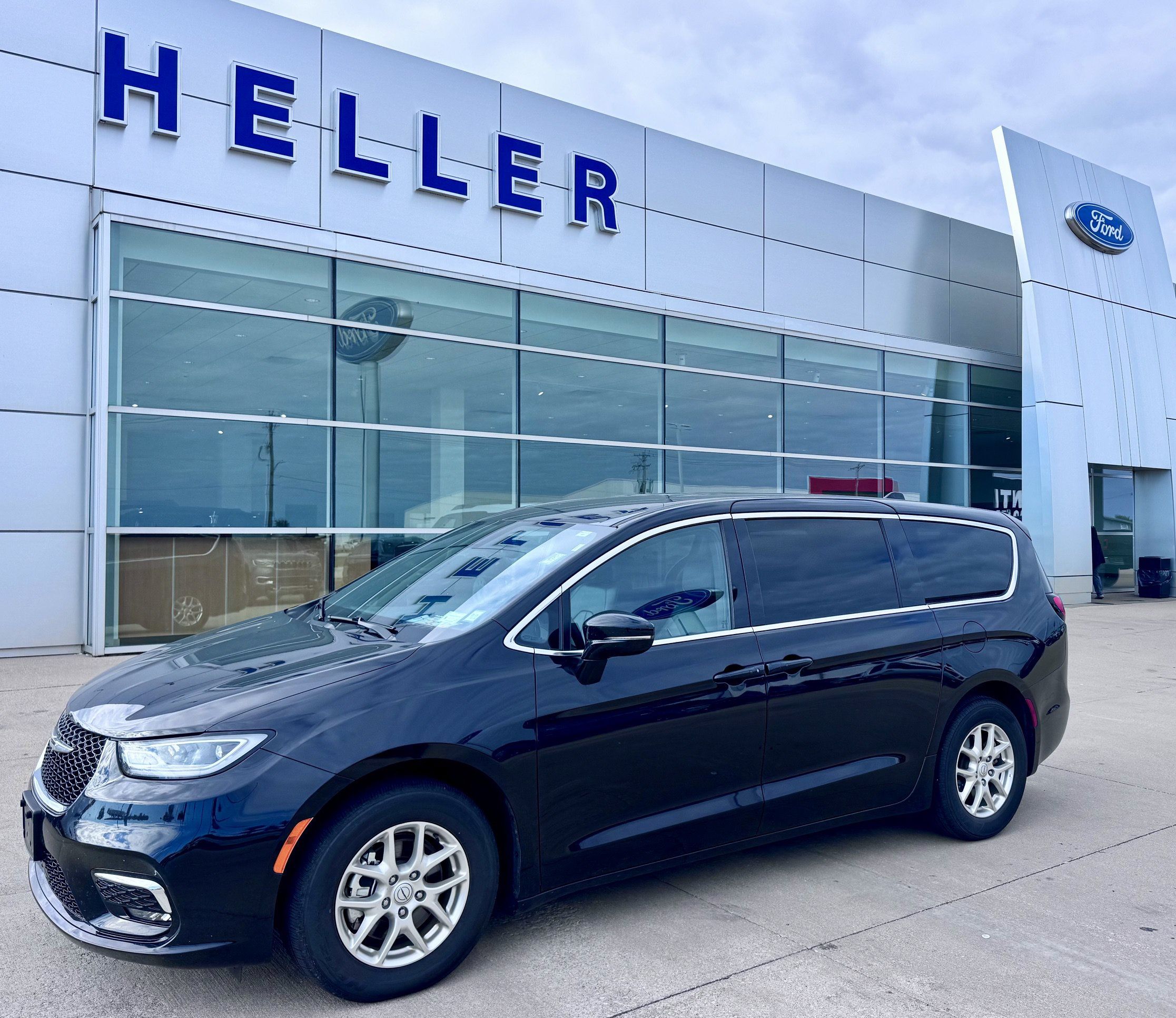 Used 2025 Chrysler Pacifica Select FWD image 3