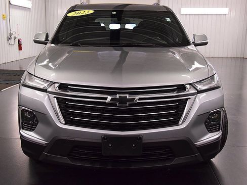 Used 2023 Chevrolet Traverse LT image 2