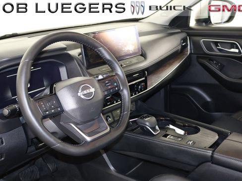 Used 2025 Nissan Rogue Platinum image 9