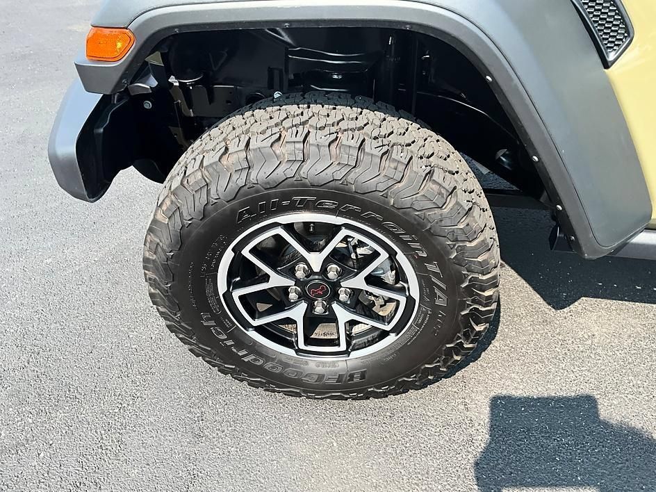 Used 2025 Jeep Wrangler Unlimited Rubicon w/ Convenience Group AWD/4WD image 11