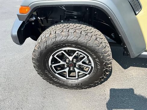 Used 2025 Jeep Wrangler Unlimited Rubicon w/ Convenience Group AWD/4WD image 11