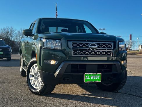 Used 2022 Nissan Frontier SV image 2